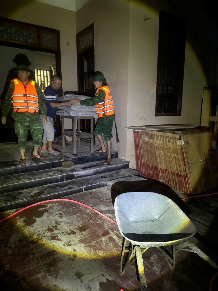 Lực lượng biên phòng, quân sự, công an, dân quân và chính quyền địa phương tổ chức di dời 160 hộ dân.
