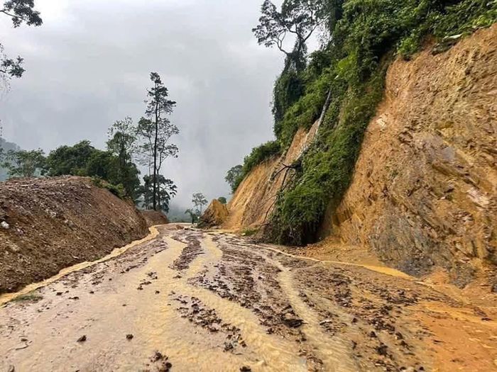 Đất, đá từ taluy sạt xuống tuyến đường nối Trường Ninh - Trường Sơn sau mưa lớn.