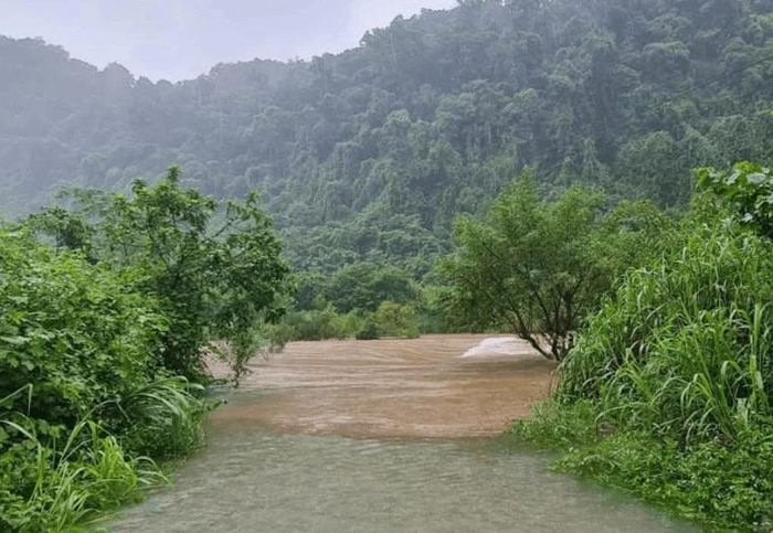 Mưa lớn gây ngập lụt, cô lập nhiều thôn, bản ở xã Trường Sơn.
