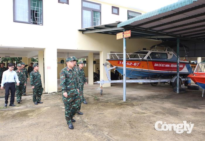 Đoàn công tác kiểm tra ca nô được bố trí sẵn sàng phục vụ ứng phó mưa lũ.