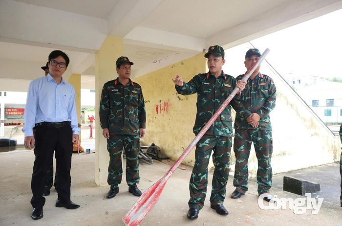 Đại tá Trần Hữu Ích kiểm tra, chỉ đạo công tác chuẩn bị phương tiện, vật chất phòng, chống thiên tai tại địa phương.