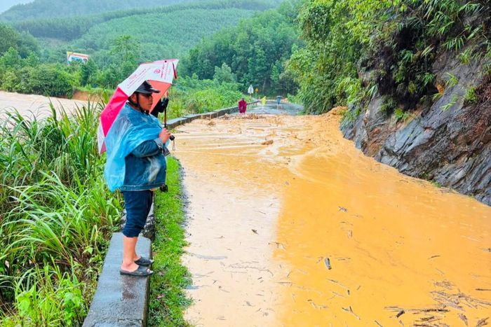 Sạt lở tại Km60+550 và Km61+300 QL49.