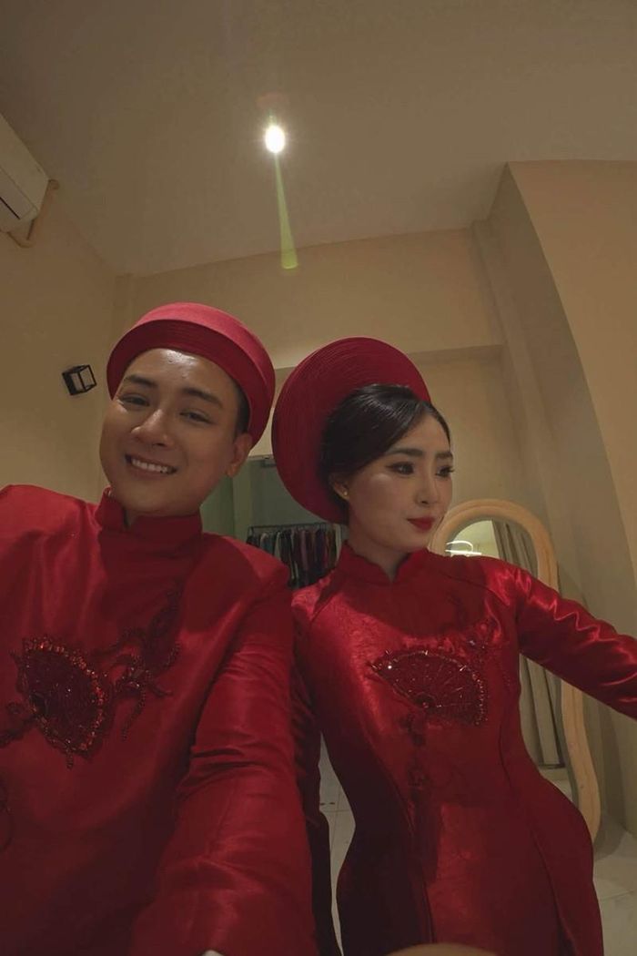 Hoài Lâm thay ảnh avatar trên trang cá nhân bằng hình cưới của cặp đôi.