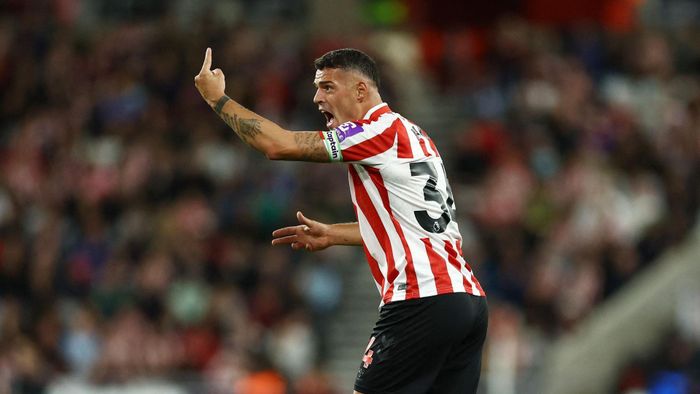 Xhaka chơi đầy quyết tâm trong ngày tái ngộ đội bóng cũ