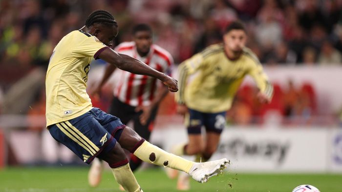 Phút bù giờ cuối cùng, Arsenal được hưởng penalty và Saka thực hiện thành công