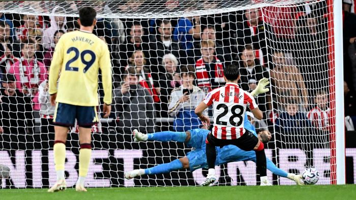 Sang hiệp hai, Sunderland được hưởng penalty nhưng Le Fee lại không thắng được phản xạ của David Raya