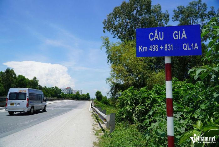 Làng Hạ Lội nằm sát cầu Già.