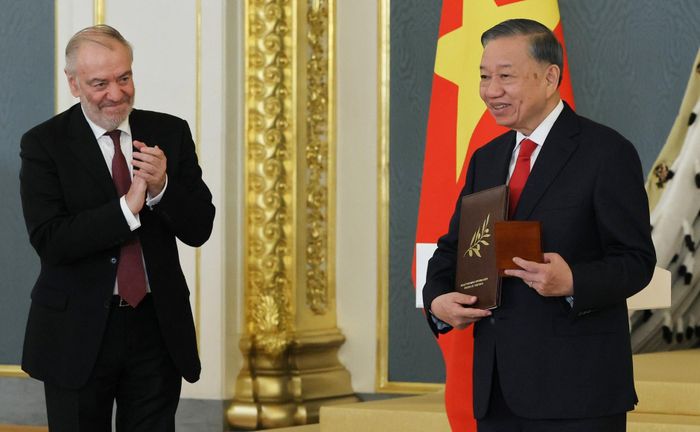 Nghệ sĩ Nhân dân Liên bang Nga Valery Gergiev, Chủ tịch Hội đồng Giám khảo Giải thưởng Hòa bình Lev Tolstoy trao Giải thưởng Hoà bình Lev Tolstoy năm 2026 cho Tổng Bí thư, Chủ tịch nước Tô Lâm. Ảnh: Điện Kremlin