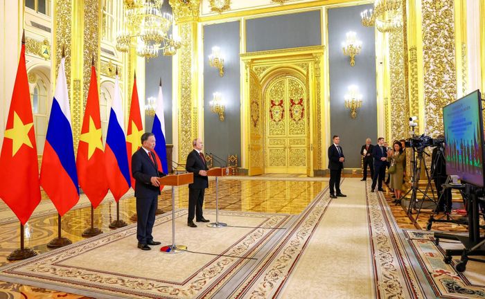 Tổng Bí thư, Chủ tịch nước Tô Lâm cùng với Tổng thống Nga Vladimir Putin dự Lễ khai trương trực tuyến phòng xét nghiệm phòng chống dịch bệnh truyền nhiễm tại Trung tâm Nghiên cứu và Công nghệ Nhiệt đới chung Nga - Việt Nam. Ảnh: Điện Kremlin