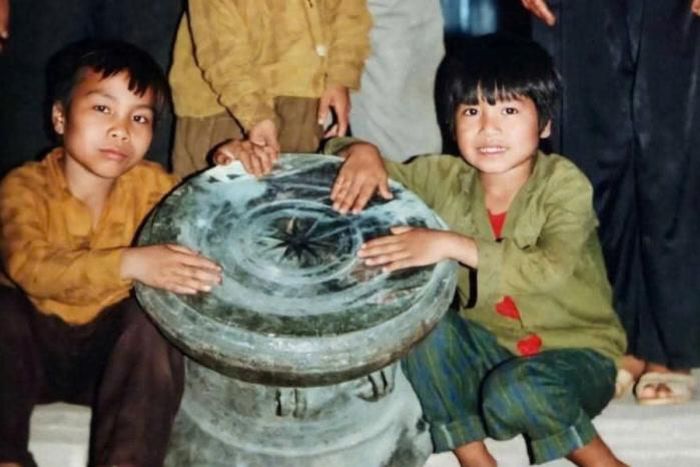 Hình ảnh chiếc trống đồng được chụp lại năm 1994.