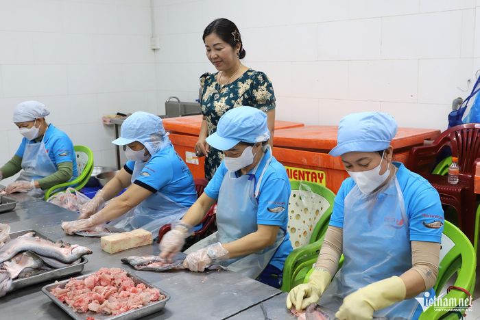 Bà Thùy kiểm tra, hướng dẫn công nhân trong công đoạn nạo cá thát lát.
