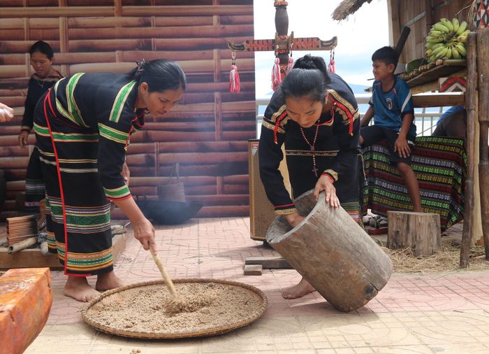 Cơm chín được đổ ra nong làm tơi, để nguội