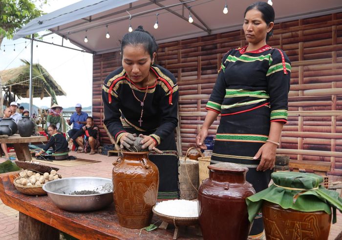 Chị H Dương Bkrông bịt miệng chóe chờ rượu lên men