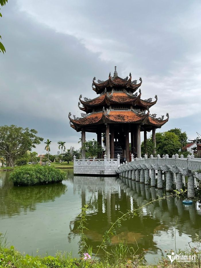 Lầu Quan Âm soi xuống mặt nước, nơi cõi Phật dường như ở rất gần với cõi người.