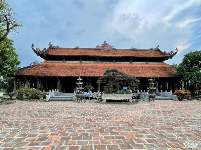Mặt hồ giữ bóng mái chùa như giữ lại cả lớp trầm tích của huyền tích Linh Thông cổ tự.