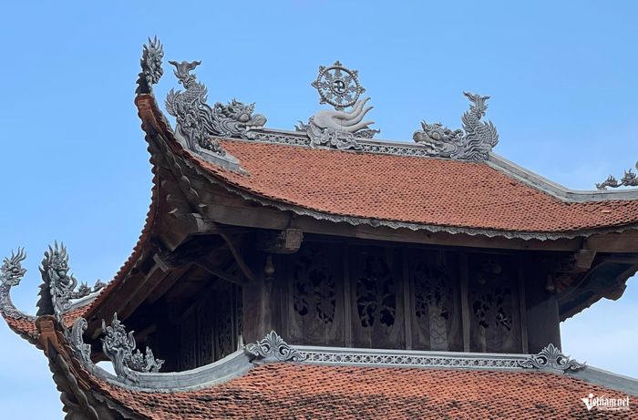 Trên mái chùa, pháp luân và những đầu đao vút cong gợi vẻ linh thiêng của một ngôi cổ tự đi ra từ truyền ngôn.