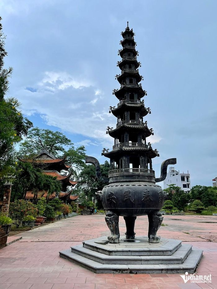 Đỉnh hương và bảo tháp sân chùa gợi cảm nhận về chiều sâu thời gian và sự tiếp nối của đức tin.