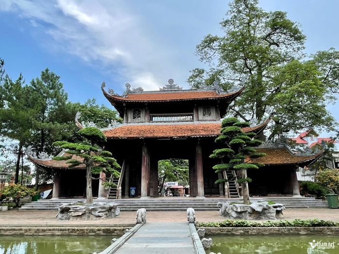 Qua một nhịp cầu nhỏ, Chùa Nôm hiện ra dưới bóng cây già, mở đầu cho một không gian nửa thực nửa thiêng.
