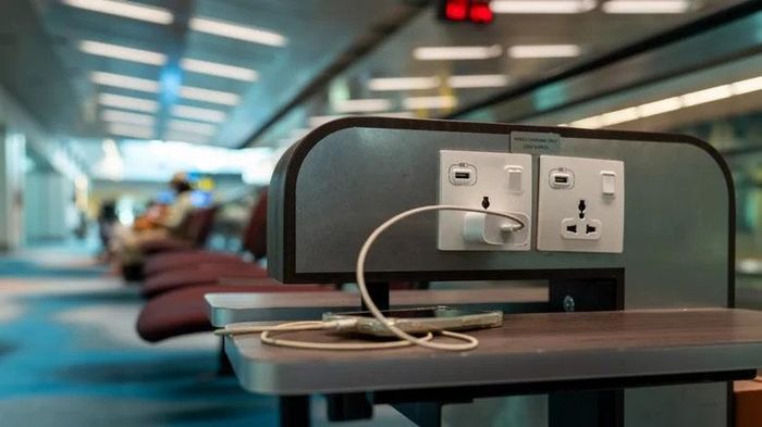 Sử dụng sạc USB công cộng không phải ý kiến hay. Ảnh: Shutterstock