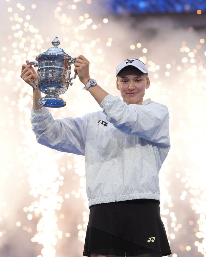 Cựu tay vợt Maria Sharapova trao cúp vô địch cho đàn em - Ảnh: US Open