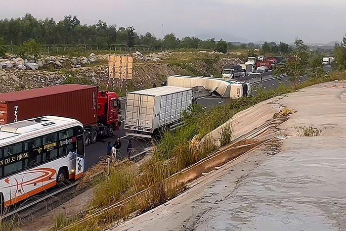 Giao thông qua khu vực xảy ra tai nạn ùn tắc. Ảnh: X.N