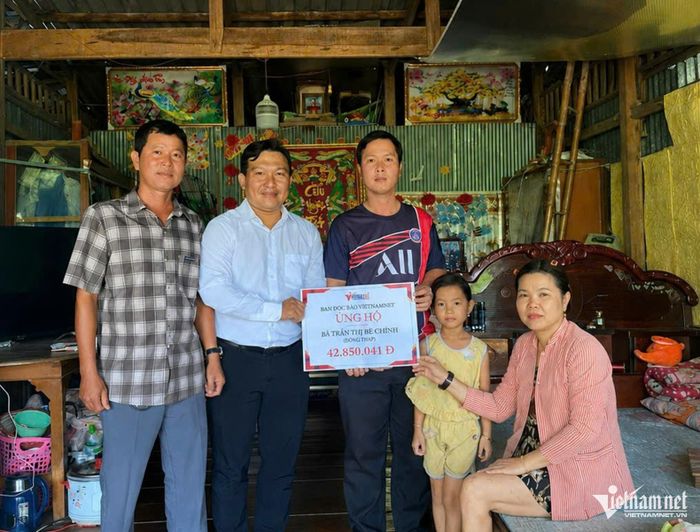 Đại diện lãnh đạo Ấp 2 (xã Thanh Bình) trao số tiền 42.850.041 của bạn đọc Báo VietNamNet tới gia đình bà Trần Thị Bé Chính