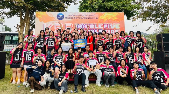 Tập thể lớp chuyên Tiếng Trung khóa 2024-2026 của Trường THPT Chuyên Ngoại ngữ được nhận xét không chỉ học tốt mà còn rất sôi nổi, đa tài, tích cực trong các hoạt động ngoại khóa. 