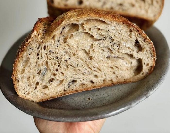 Nhiều nhà hàng tính riêng tiền cho bánh mì hoặc cơm. Ảnh minh hoạ