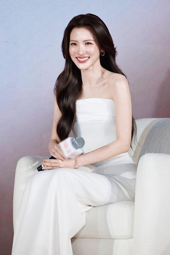 Baifern Pimchanok trong buổi giao lưu tại Việt Nam.