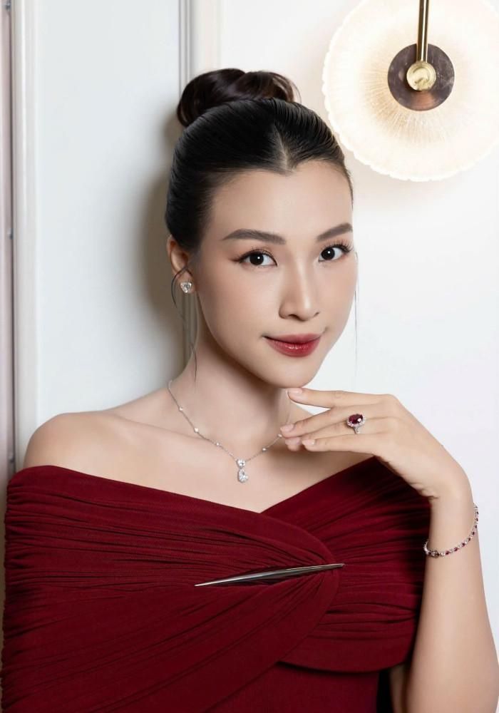 Phong cách thời trang của Hoàng Oanh. 