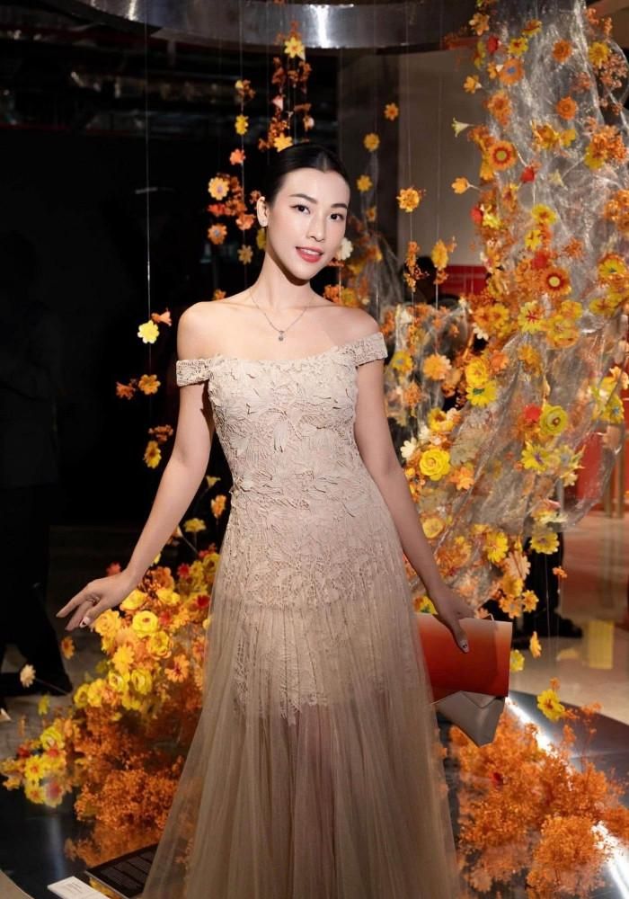 Hoàng Oanh tươi trẻ, rạng rỡ từ khi có tình yêu mới. 