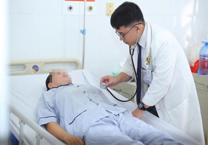Bác sĩ Mót khám cho bệnh nhân. Ảnh: BSCC.