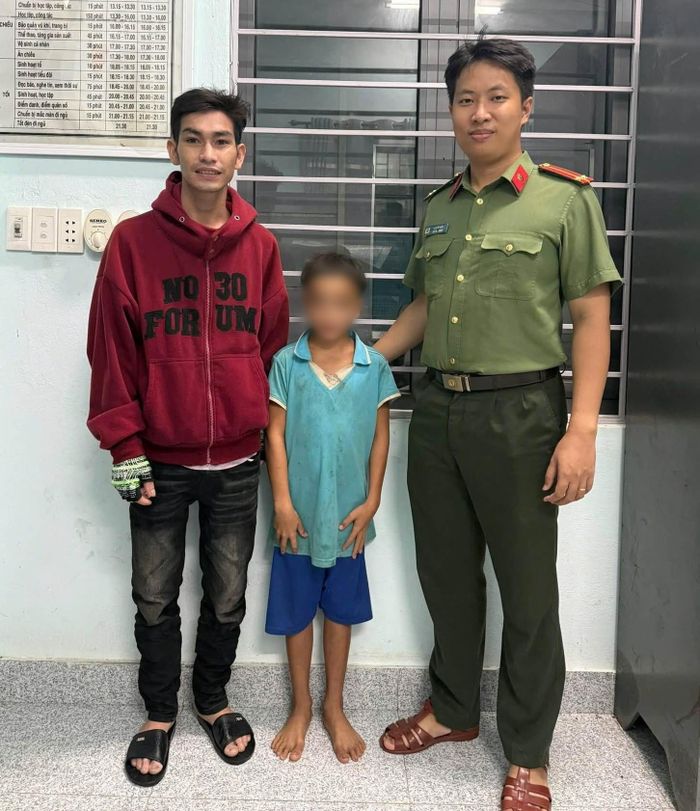 Em A Quốc được người thân đến đón tại Công an xã Phước Năng sau khi lực lượng chức năng phát hiện em đi một mình giữa trời mưa. Ảnh: P.N