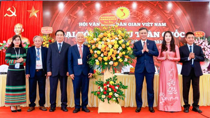 Ông Trần Thắng - Ủy viên Ban Thường vụ Đảng ủy MTTQ, các đoàn thể Trung ương, Phó Chủ tịch Ủy ban Trung ương MTTQ Việt Nam tặng hoa chúc mừng đại hội. Ảnh: Quang Vinh