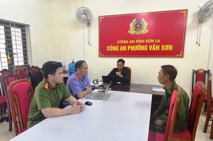 Cơ quan chức năng làm việc với Giàng A Si. Ảnh: CACC