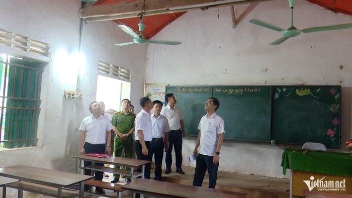 Giám đốc Sở GD-ĐT Nghệ An Nguyễn Văn Khoa (bìa phải) "giật mình" khi kiểm tra cơ sở vật chất tại điểm lẻ Tiến Sơn. Ảnh: T.T