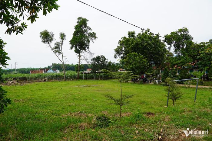 Khu vực sân chơi của học sinh trước điểm lẻ. Ảnh: T.T