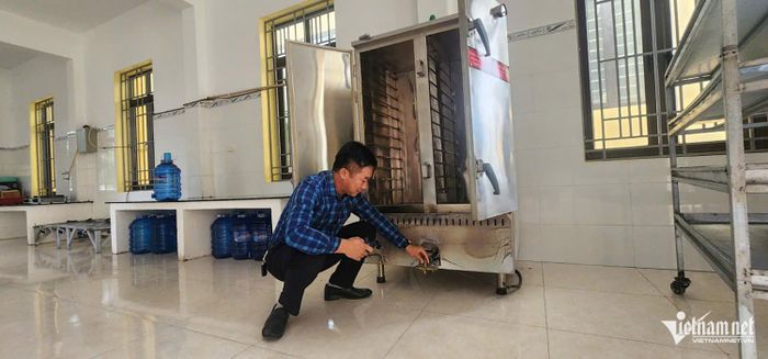 Giáo viên chuẩn bị tổ chức nấu ăn bán trú ở Trường tiểu học Quỳnh Tam với hy vọng sẽ nhận được sự đồng thuận của phụ huynh. Ảnh: Hồ Chí Quang