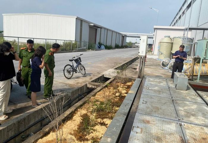 Cán bộ Phòng Cảnh sát kinh tế Công an tỉnh Quảng Ninh phối hợp kiểm tra hiện trường, hướng dẫn khắc phục sự cố chảy tràn dầu làm mát tại Công ty TNHH Quốc tế BOLTUN. Ảnh: CAQN