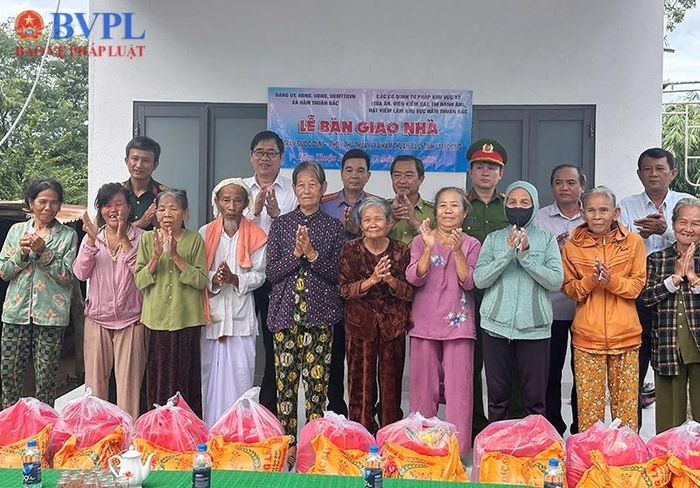  Đại diện các cơ quan, đơn vị trao quà cho các hộ có hoàn cảnh khó khăn tại xã Hàm Thuận Bắc.