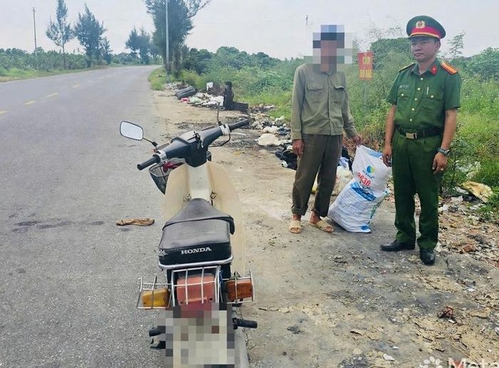   Công an xã Hà Bắc phát hiện người dân vứt rác thải sinh hoạt không đúng nơi quy định.