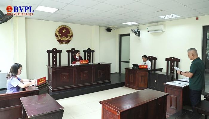 Ông Phạm Hữu Nam trình bày yêu cầu tại phiên họp.