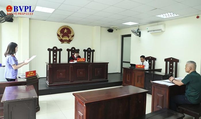 Quang cảnh đại diện VKSND khu vực 1 - Hà Nội phát biểu tại phiên họp.