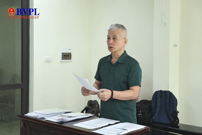 Ông Phạm Hữu Nam trình bày yêu cầu tại phiên họp.