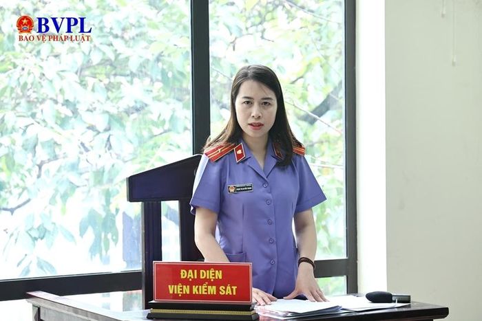 Kiểm sát viên Phạm Thị Huyền Trang, đại diện VKSND khu vực 1, TP Hà Nội phát biểu tại phiên họp.