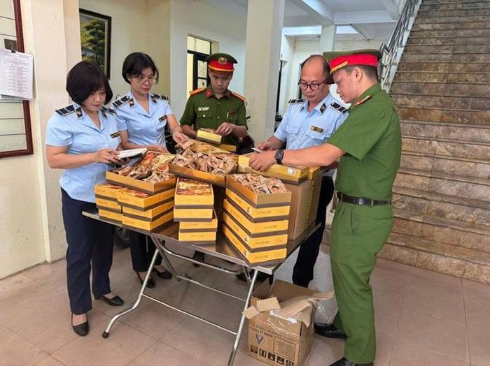 Lực lượng chức năng kiểm tra số lượng hàng hoá không có nguồn gốc, xuất xứ. Ảnh: CAHN
