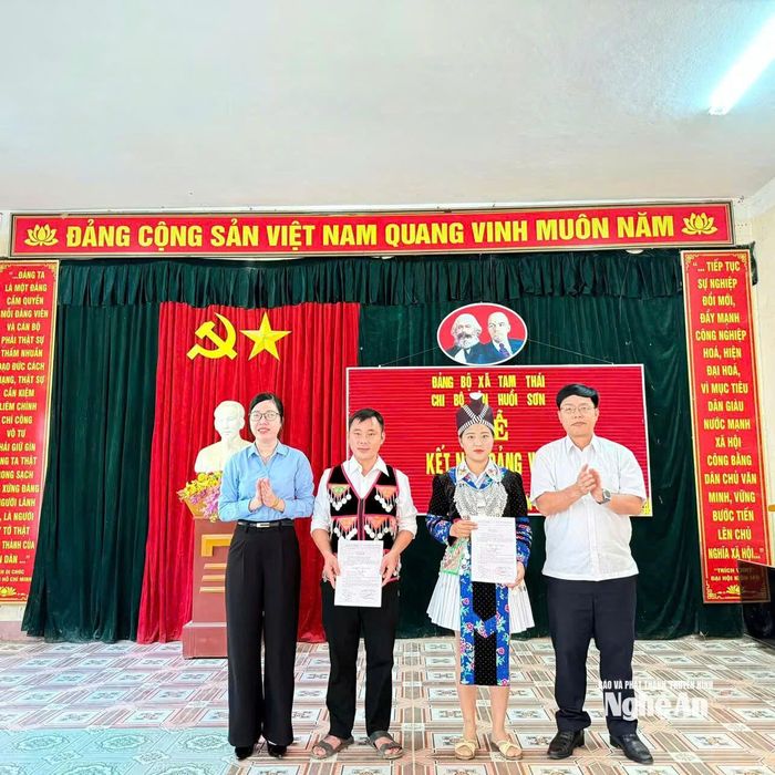 Lãnh đạo Đảng ủy xã Tam Thái trao Quyết định kết nạp đảng viên mới cho các đồng chí Vừ Bá Mà, Lầu Y Sềnh. Ảnh: Khánh Nguyên