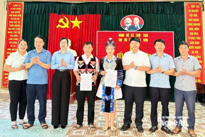 Chi bộ bản Huồi Sơn chúc mừng 2 đảng viên mới. Ảnh: Khánh Nguyên