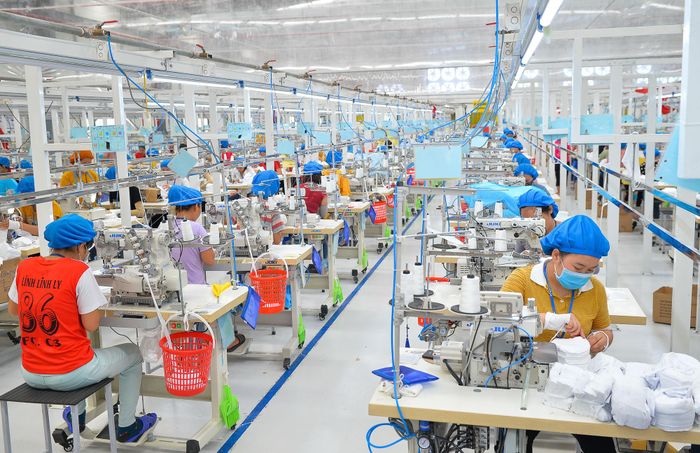 Công nhân làm việc tại Nhà máy may xuất khẩu tại Nghệ An. Ảnh: Thành Cường