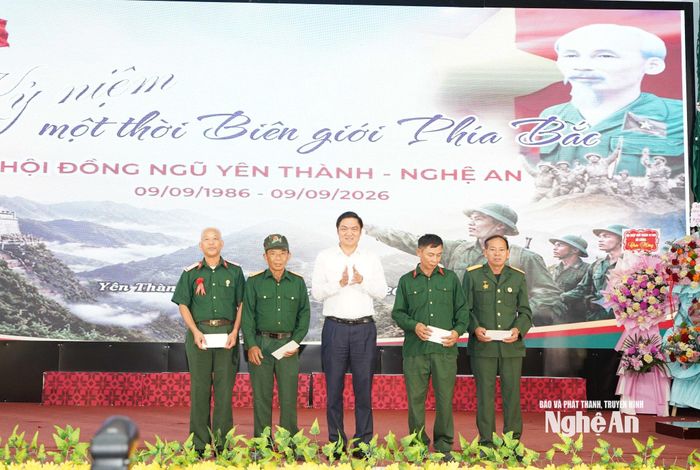 Đồng chí Hoàng Nghĩa Hiếu tặng quà cho các thương binh, bệnh binh hạng nặng.